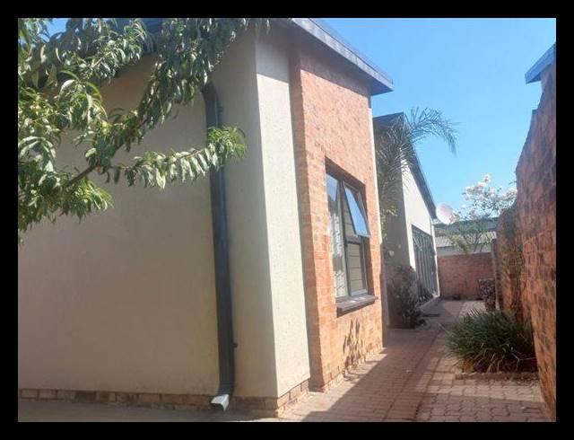 3 BEDROOM HOUSE FOR SALE IN POMONA